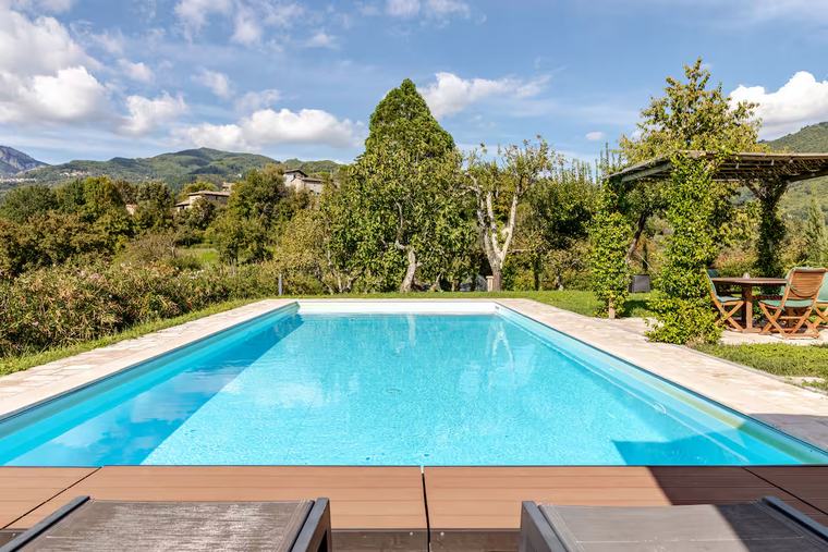 Piscina con pergola e vista sulle montagne