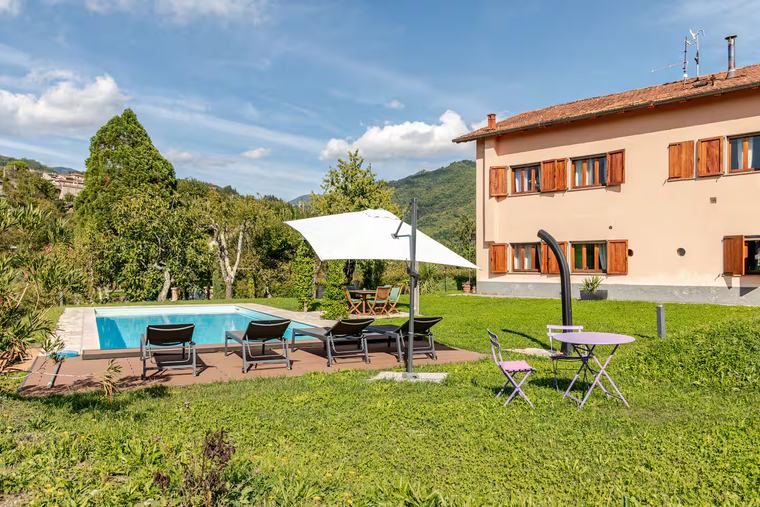 Piscina, solarium e casa