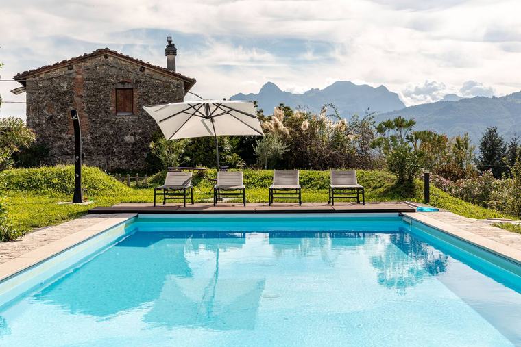 Piscina con sdraio e panorama
