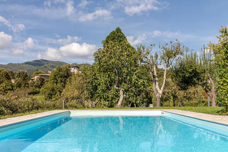 Bordo piscina con vista sulla valle