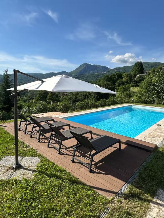 Sdraio e ombrellone a bordo piscina