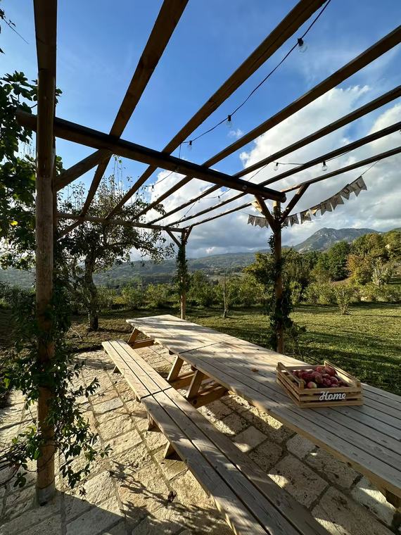 Tavolo sotto la pergola con vista sulla valle