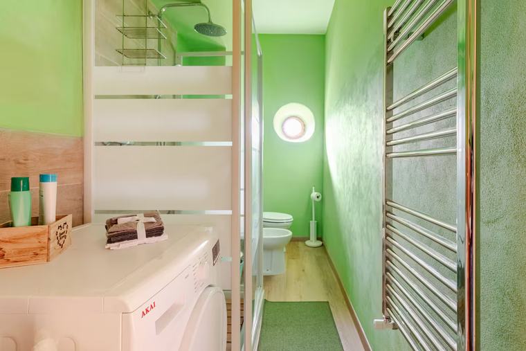 Bagno con doccia e lavatrice