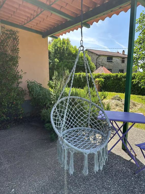 Angolo relax con sedia sospesa