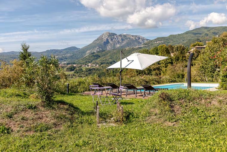 Panorama dal giardino verso la piscina