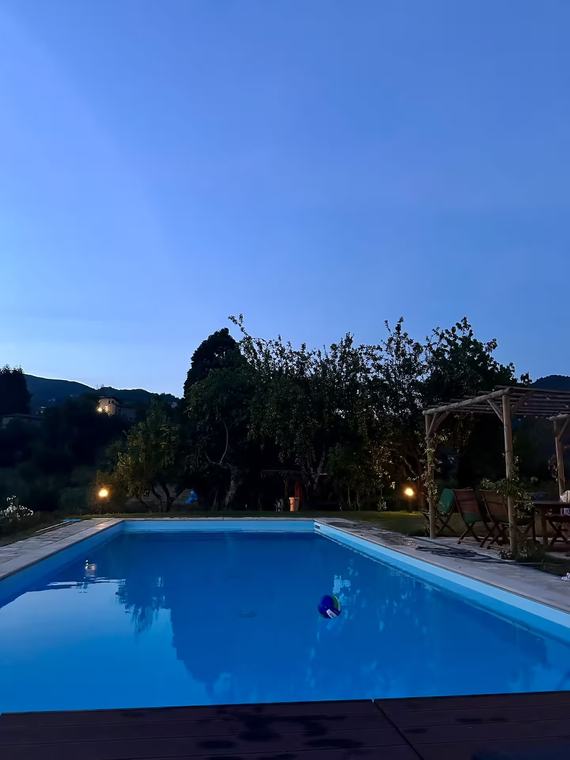 La piscina al crepuscolo
