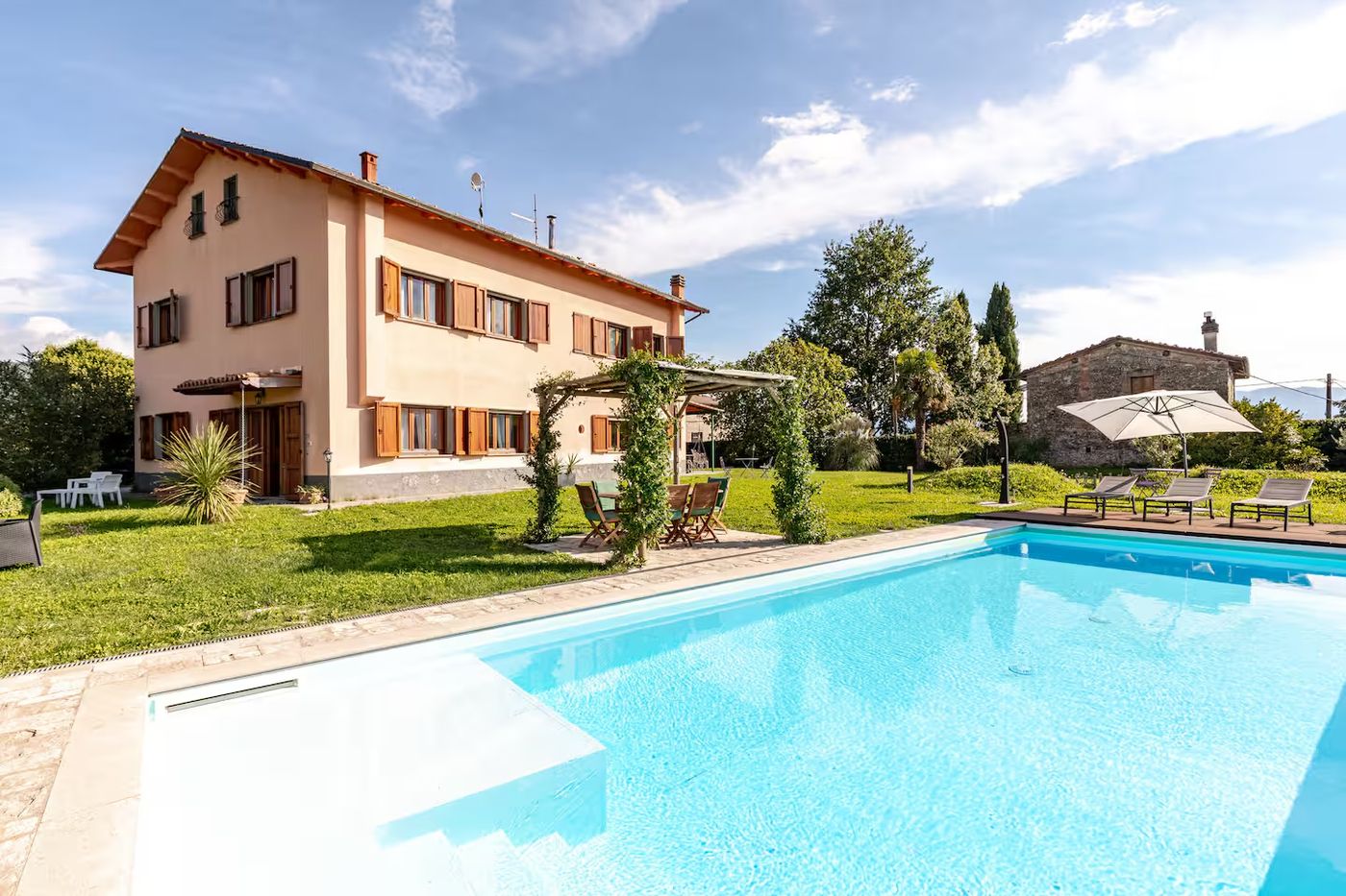 Giardino e piscina con vista sulle montagne