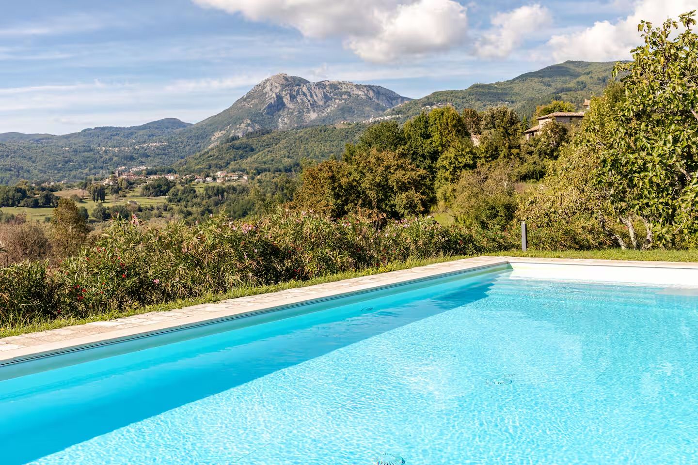 Piscina di Casa Angelotti con vista sulle montagne