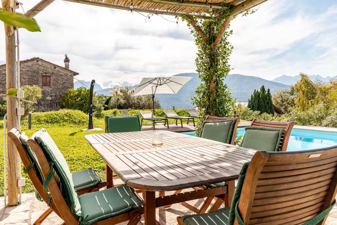 Pergola con tavolo all'aperto